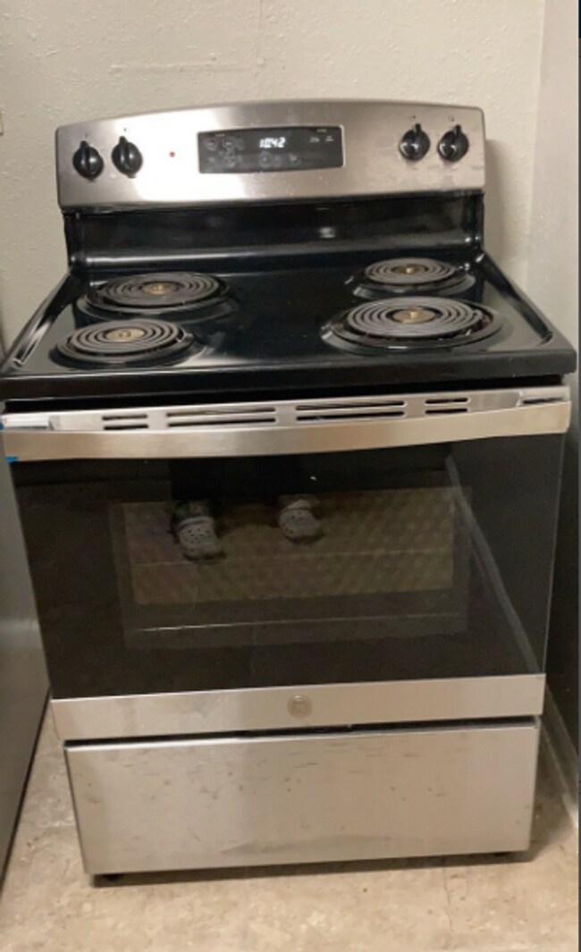 Building Photo - COME TOUR THIS NICE 2 BEDROOM 1 BATH DUPLE...