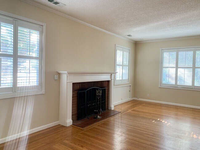 Building Photo - Exceptional Mountain View Home with Guest Suite Near Downtown