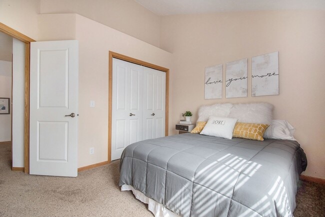 Building Photo - Clean Northwest 2 bed 2 Bath 2 Car Garage ...