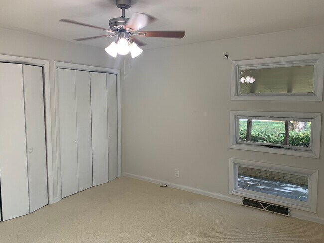 Building Photo - 454 E Fox Dale Ct