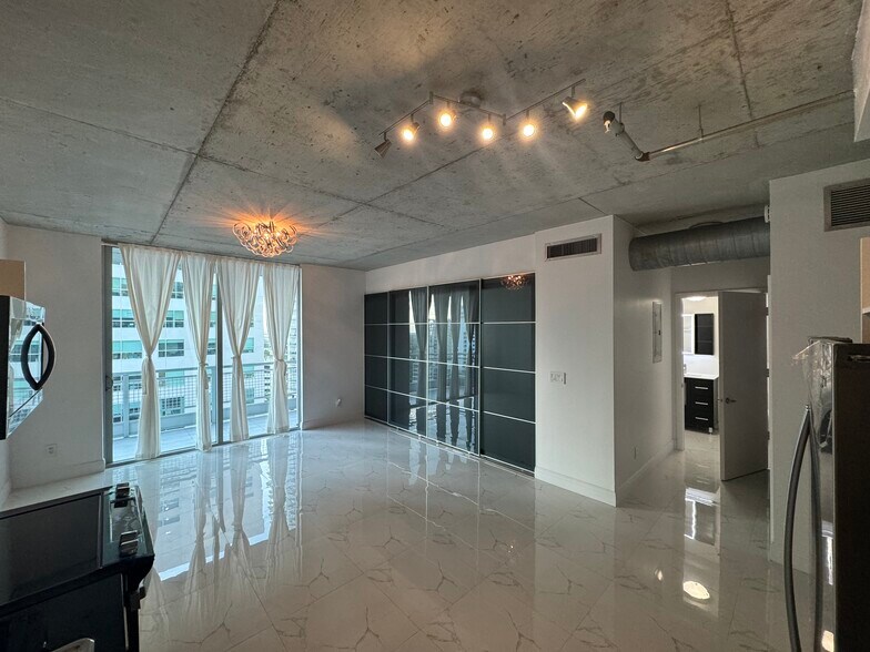 Building Photo - 690 SW 1st Ave