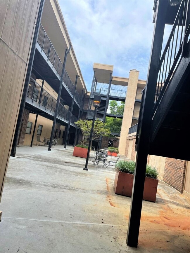 Building Photo - 11th Place Condominiums- 2BD/1.5 BA: Avail...