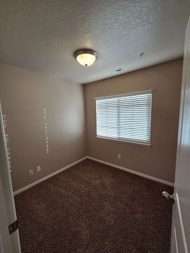 Building Photo - Centrally Located Condo with Garage!