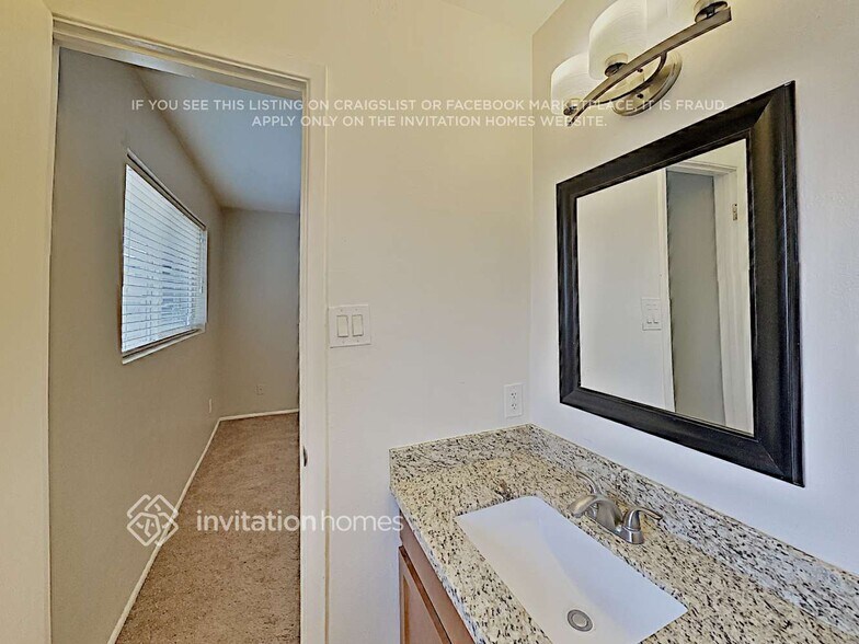 Building Photo - 8746 E Palm Ln