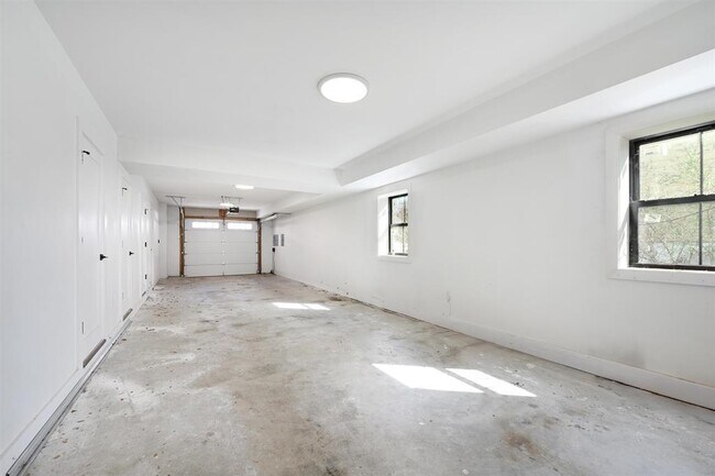 Building Photo - 77 Clerk St