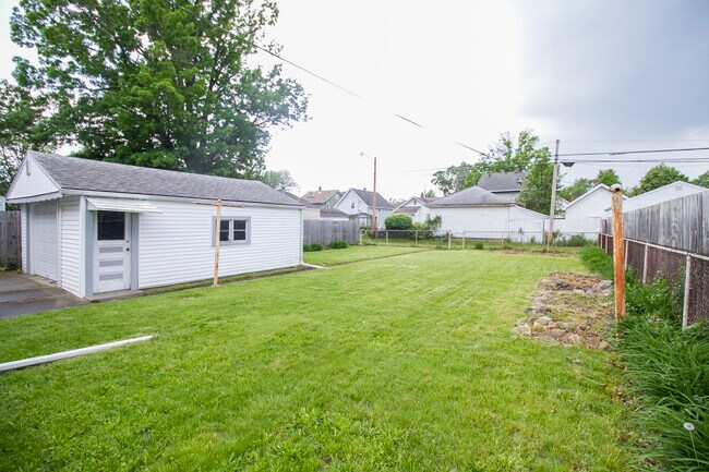 Building Photo - 320 Somerset St