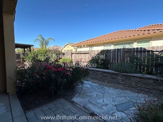 Building Photo - Stunning All Single Story 3 Bedroom, 2.5 B...