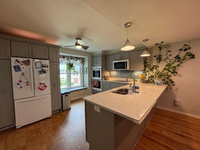 Building Photo - Refreshing 4 Bed 2/2 Bath End Unit Townhom...