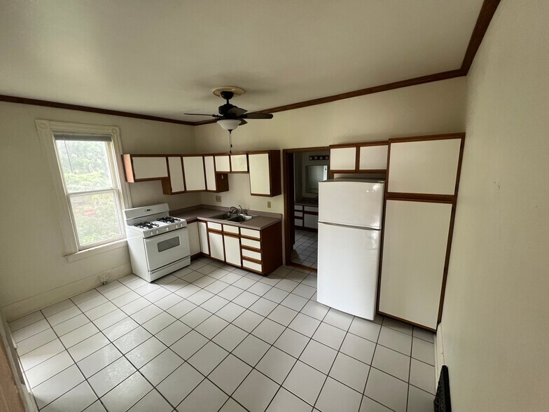 Building Photo - 823 West Ave S