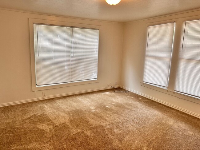 Building Photo - April 1st!! 2 Bedroom Home Close to Historic District