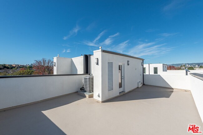 Building Photo - 3232 S Barrington Ave