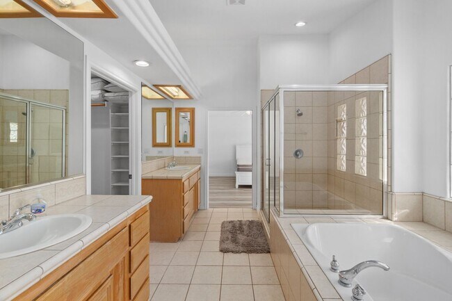 Building Photo - 18075 Lakeview Dr