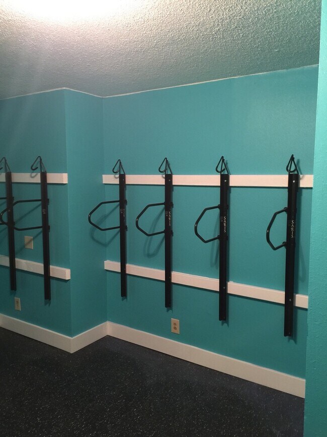 Building Photo - Upper 2bed, stainless steel appliances, of...