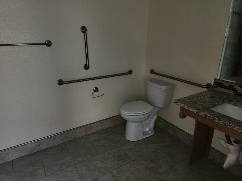 Building Photo - 430 W Pikes Peak Ave