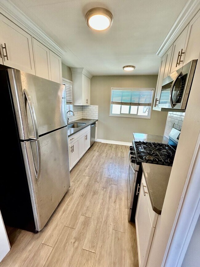 Building Photo - Bright & Modern Second-Floor Apartment – Natural Light, Comfort & Convenience!