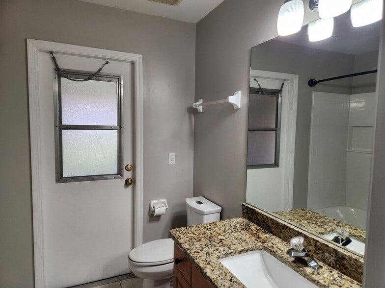 Building Photo - BEAUTIFUL 3 BR / 2 BA HOME AVAILABLE IN MIRROR LAKES