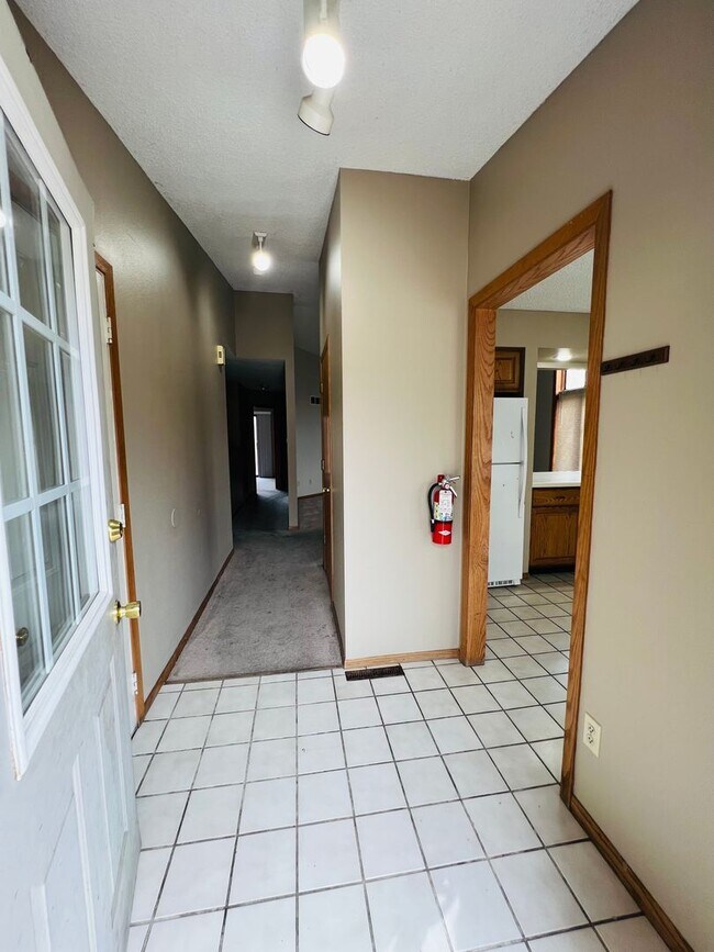 Building Photo - 4 Bedroom 2 Bath Duplex in Iowa City