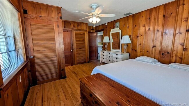 Building Photo - 1097 NE Kubin Ave