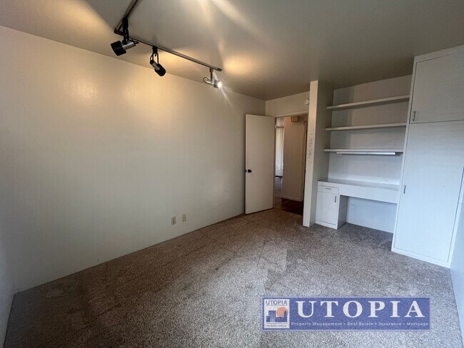 Building Photo - RENT SPECIAL: 50% off 1st months rent if the lease is signed by January 1st! Bright Natural Light...
