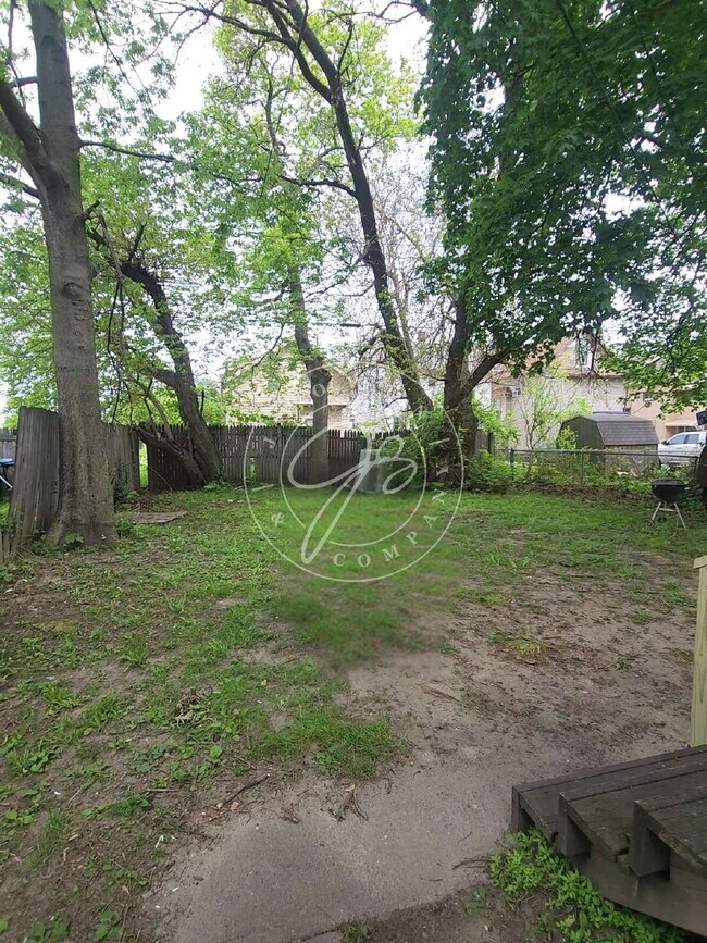 Building Photo - Spacious 3 bed 1 bath 2 story home with