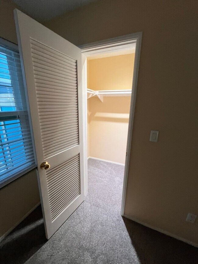 Building Photo - Mission Beach, 2 bedroom, 2 bathroom, with New Carpet, Parking, Laundry, Patio (807 Nantasket Ct....