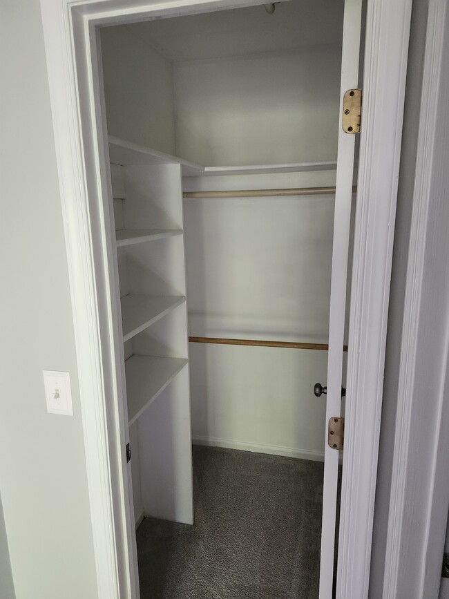 Building Photo - 203 Oak Hollow Ct