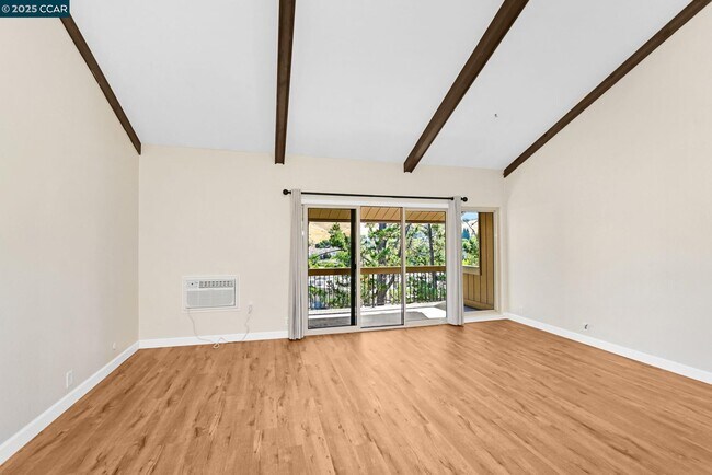Building Photo - 2075 Ascot Dr