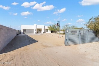 Building Photo - 2252 E South Mountain Ave