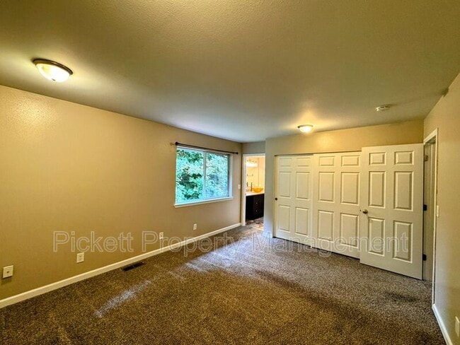 Building Photo - 1081 NE Shadybrook Ct