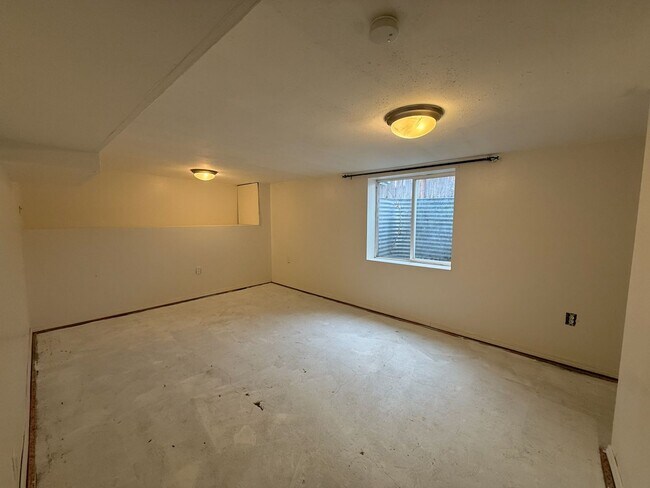 Building Photo - Spacious and Well-Equipped 3 Bed Spokane H...
