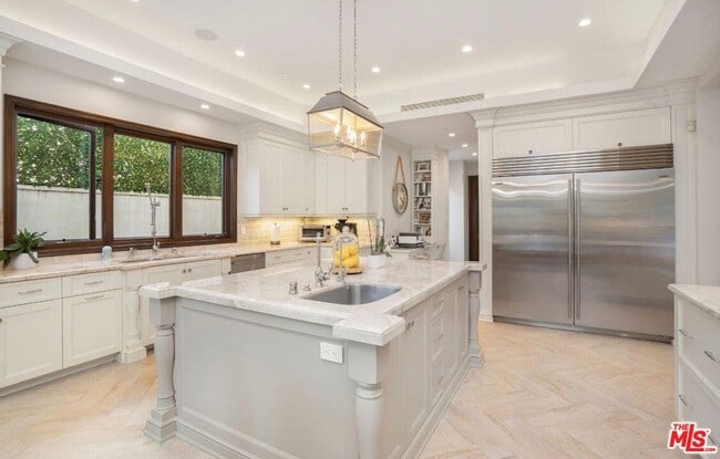 Building Photo - 331 Canon Dr