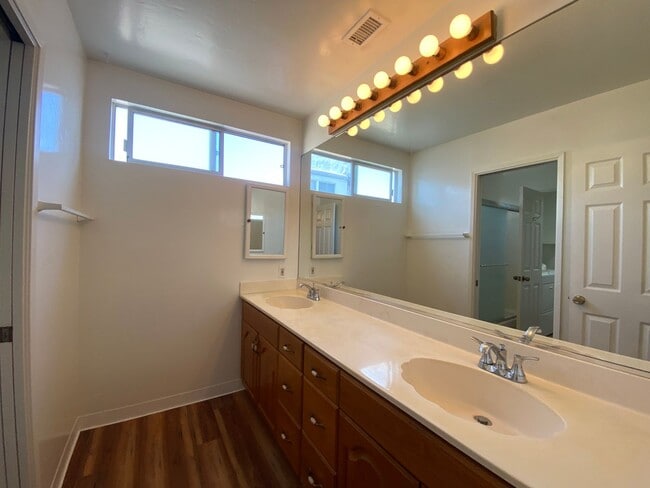 Building Photo - Beautiful 2BD/2BA Beach Home | Prime Mission Beach Location | Garage + 2 Parking Spaces
