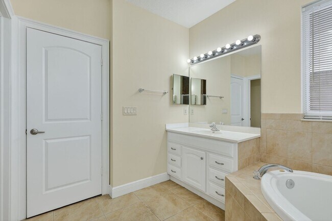 Building Photo - Large and Clean home on a corner lot. 3 Be...