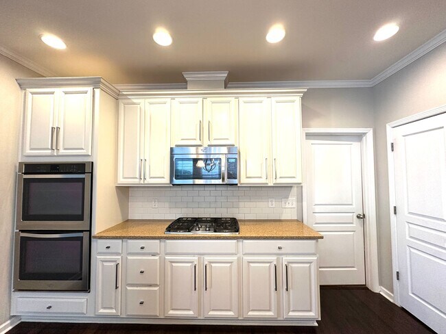 Building Photo - 4640 Blackmuir Wood Cir