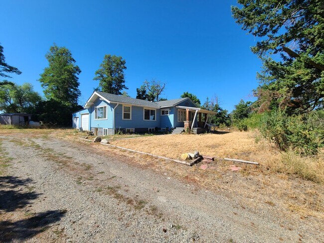 Building Photo - $2,200- 4 Bed / 2 Bath House on an Almost ...
