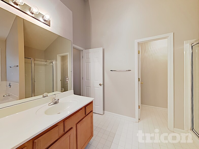 Building Photo - 640 James Ridge Dr