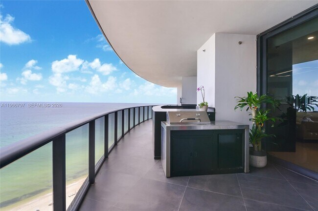 Building Photo - 18555 Collins Ave