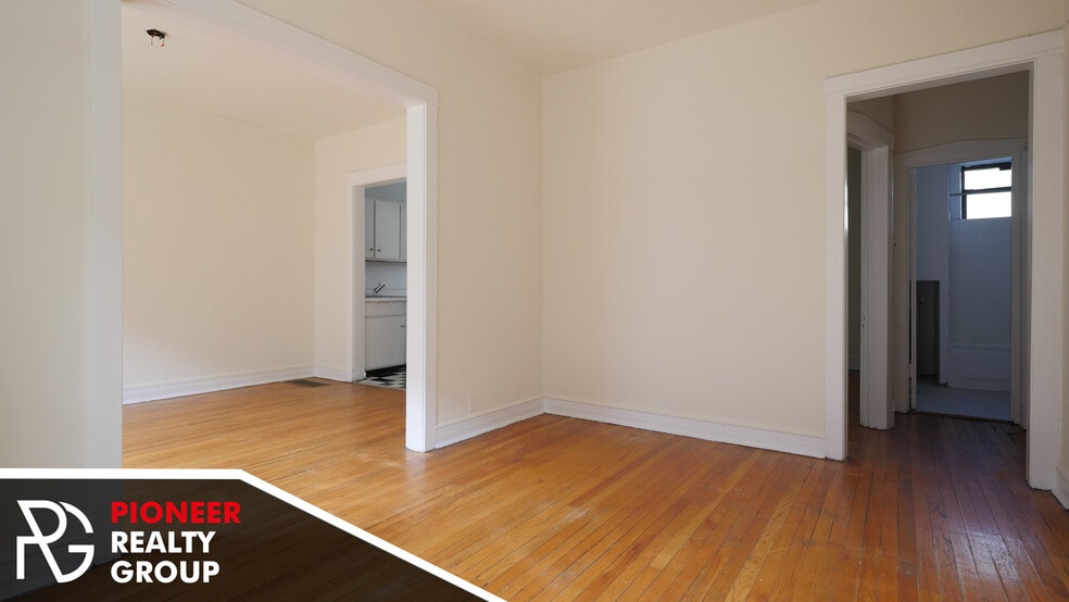 Building Photo - 824 W Waveland Ave