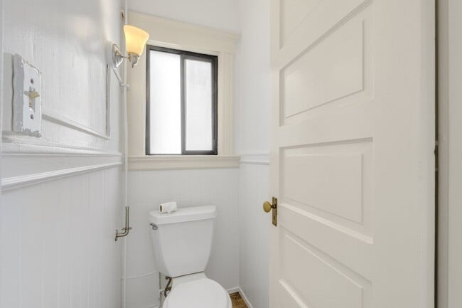 Building Photo - Large, pet friendly 2BR with hardwood floors and laundry in unit