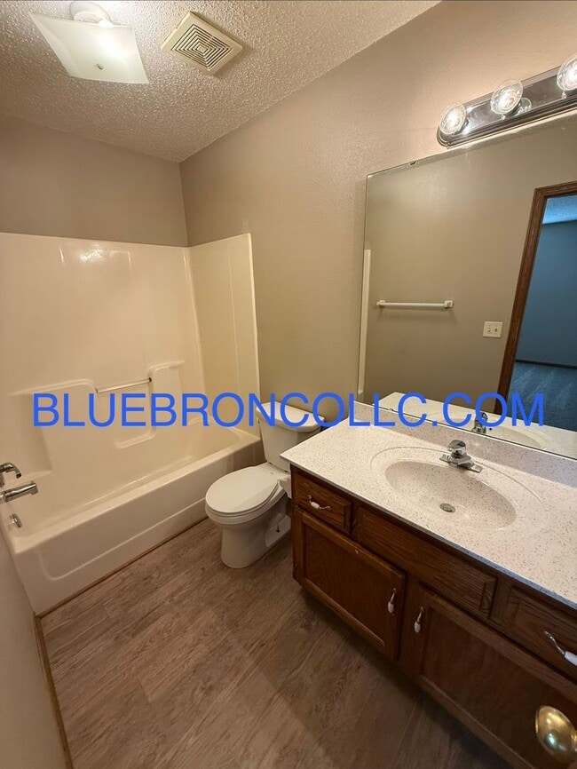 Building Photo - Newly remodeled 3 bedroom townhome for a great price!