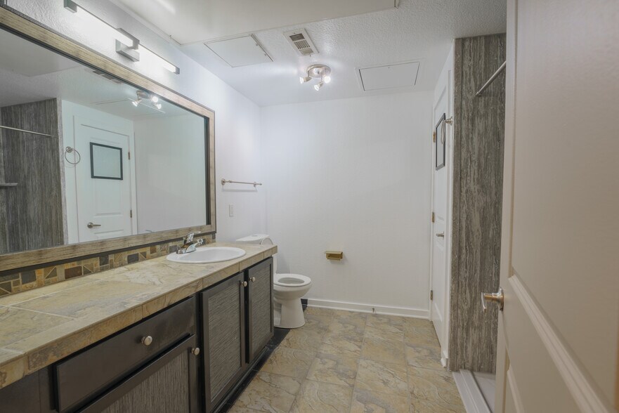 Building Photo - 7240 W Custer Ave