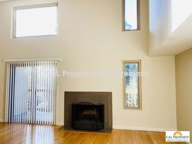 Building Photo - Stunning 2 Bed/2 Bath Condo Located in Mon...