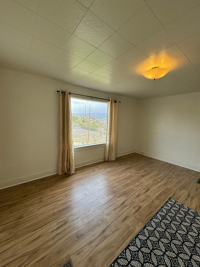 Building Photo - Vintage 2 bed 1 bath with view and basement