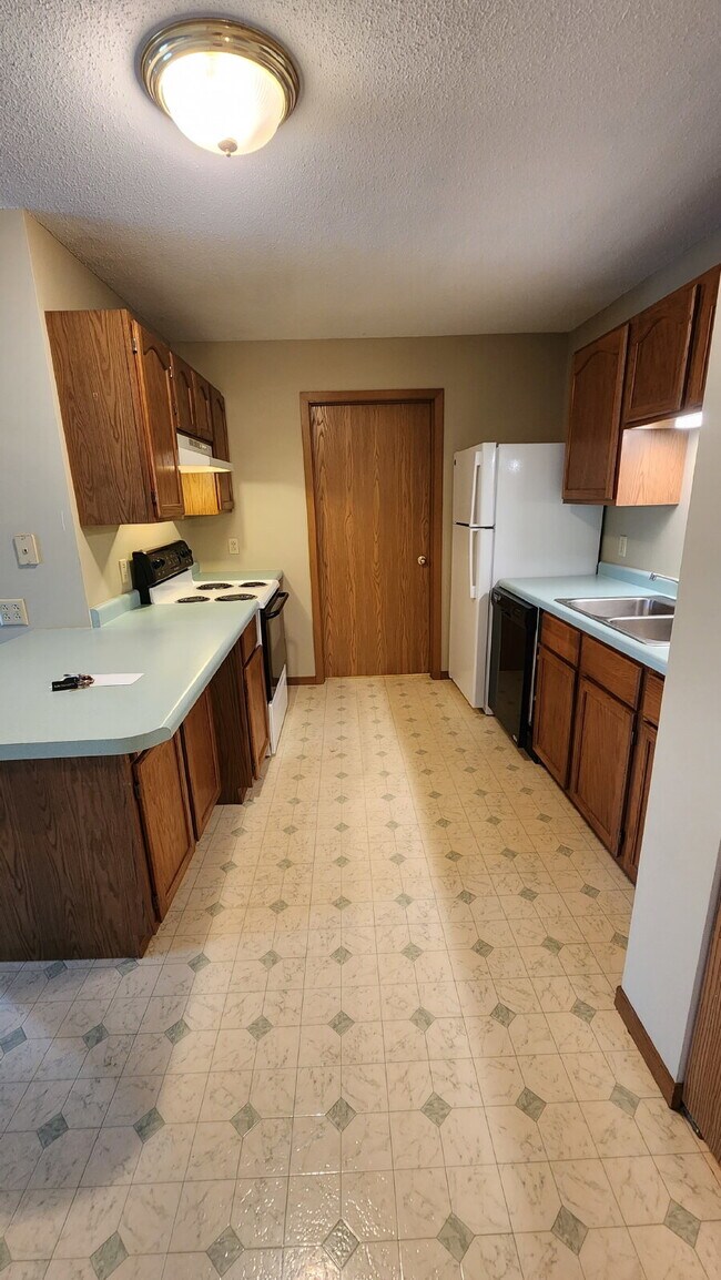 Building Photo - 2 Bedroom, 1 1/2 Bathroom Apartment With A/C & Garage - Available Now!
