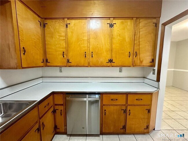 Building Photo - 492 Stanley St