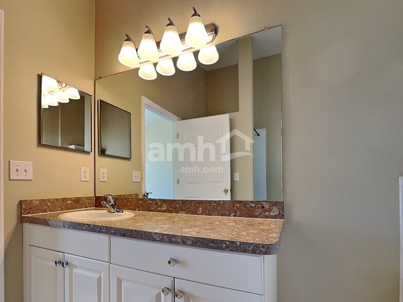 Building Photo - 1403 22nd Ave W