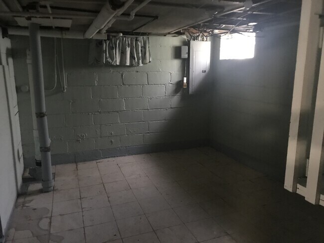 Building Photo - Move in Ready 4 Bedroom 2.5 Bath