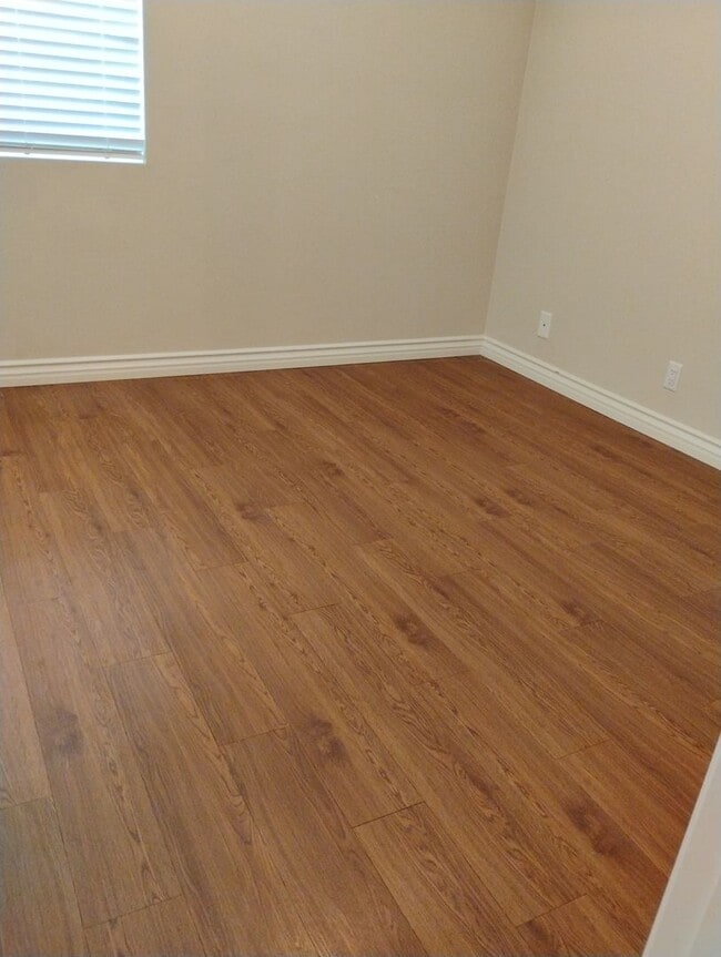 Building Photo - Like new 4 BR/3 Full Baths