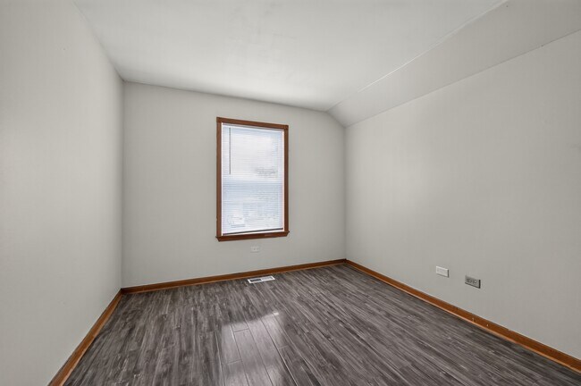 Building Photo - 1301 Brookfield Dr
