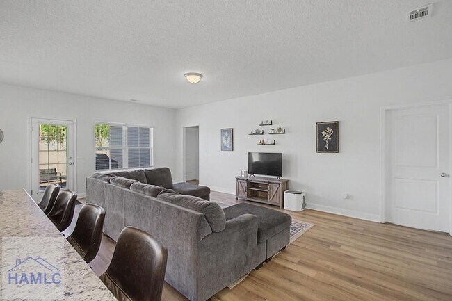 Building Photo - 413 Mcclelland Lp NE